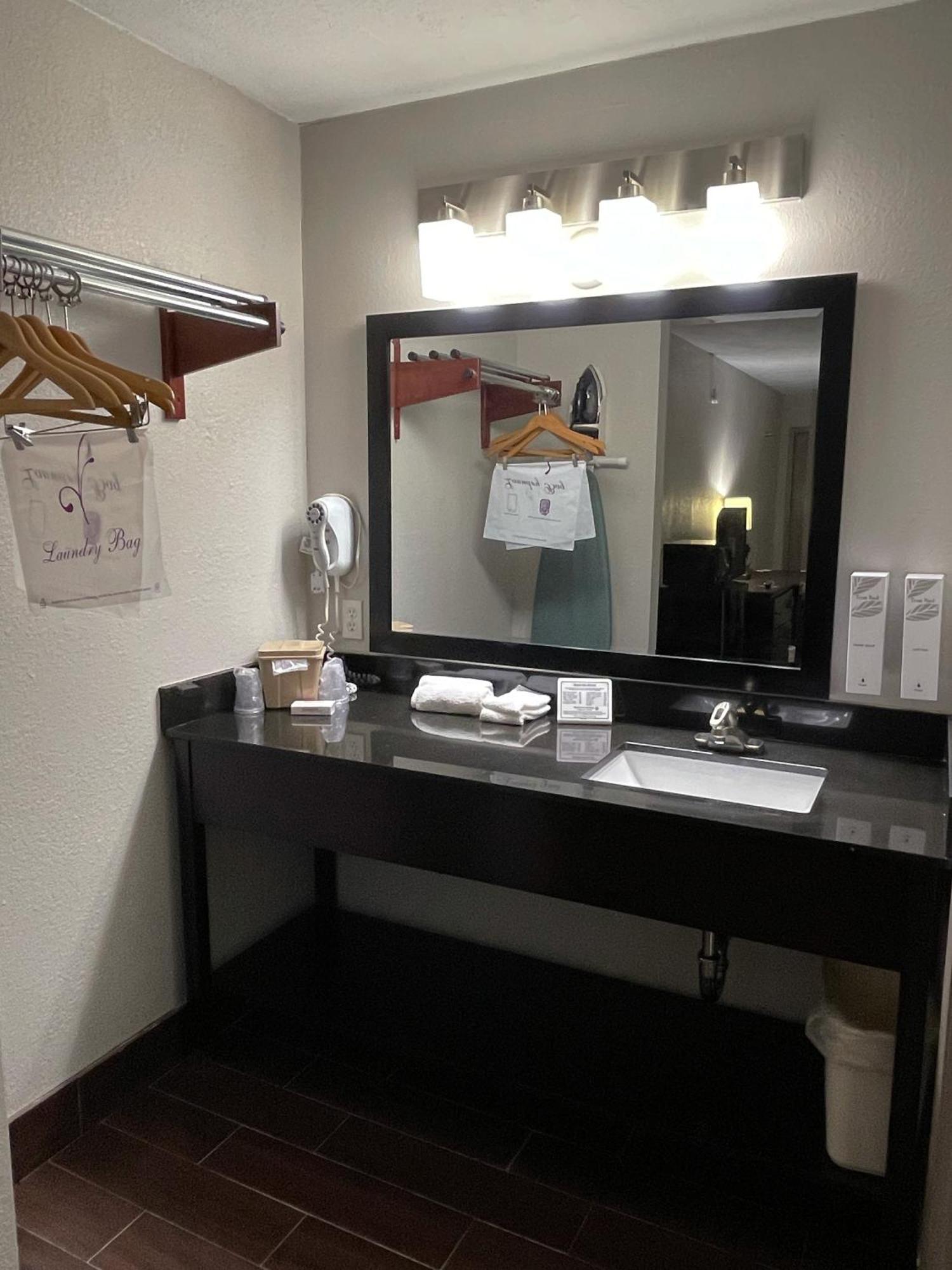 柴尔德里斯红屋顶酒店 外观 照片